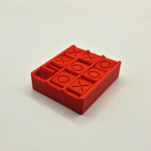 Tic Tac Toe 3x3 in rot auf weissem Hintergrund